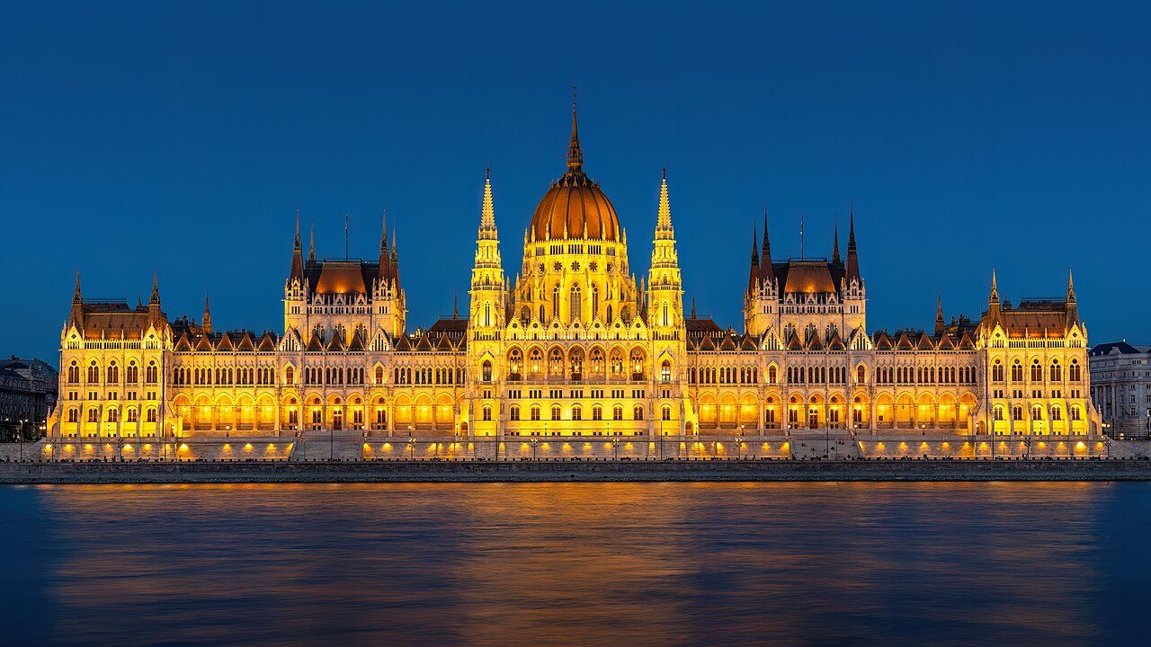 Het verlichte Hongaarse Parlement aan de Donau in Boedapest
