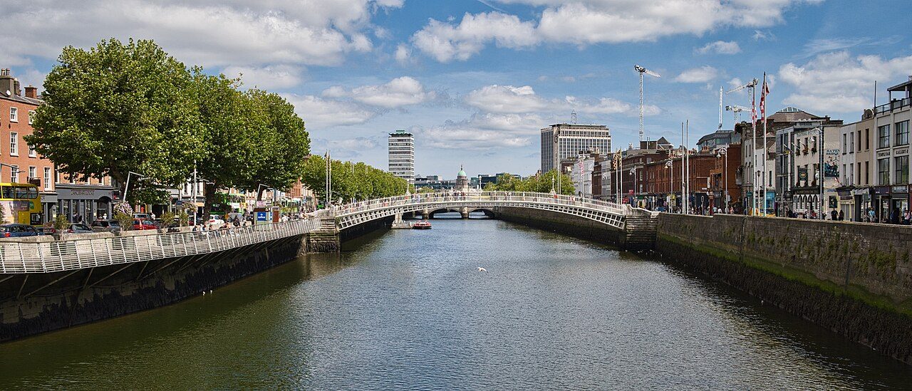De Ha'penny Bridge over de rivier de Liffey in Dublin