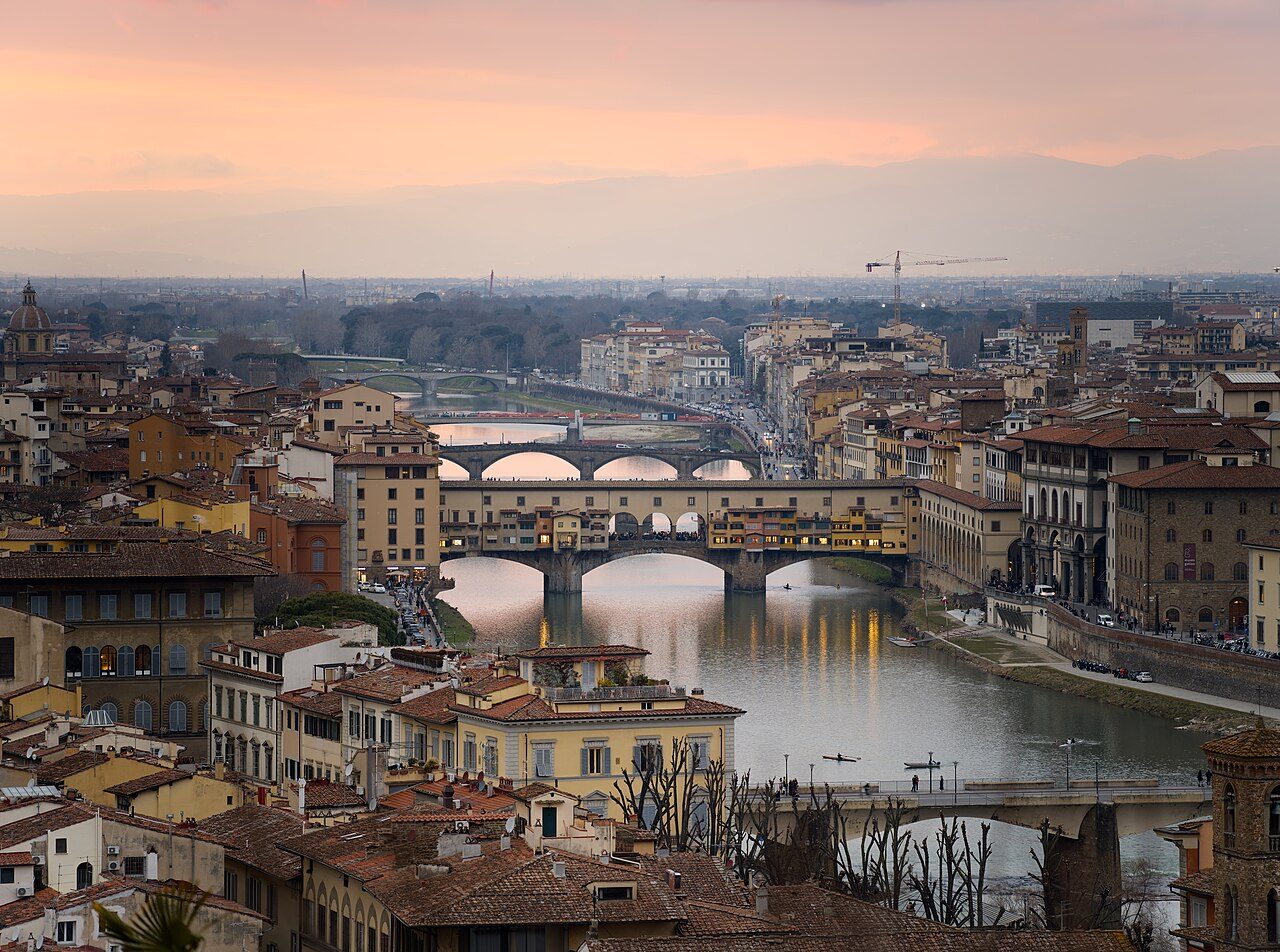 De Ponte Vecchio en de Arno in Florence bij zonsondergang