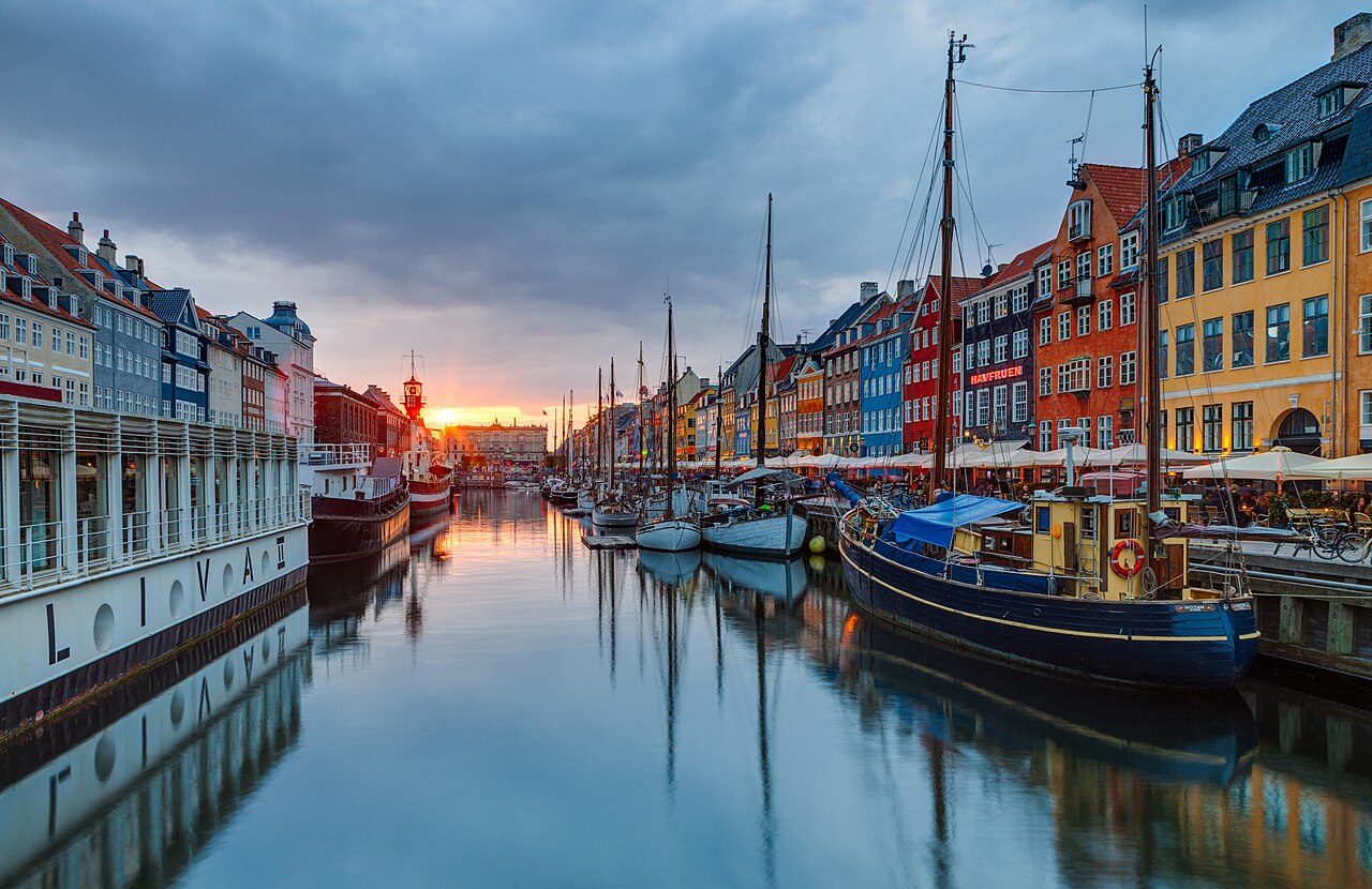 Nyhavn in Kopenhagen bij zonsondergang