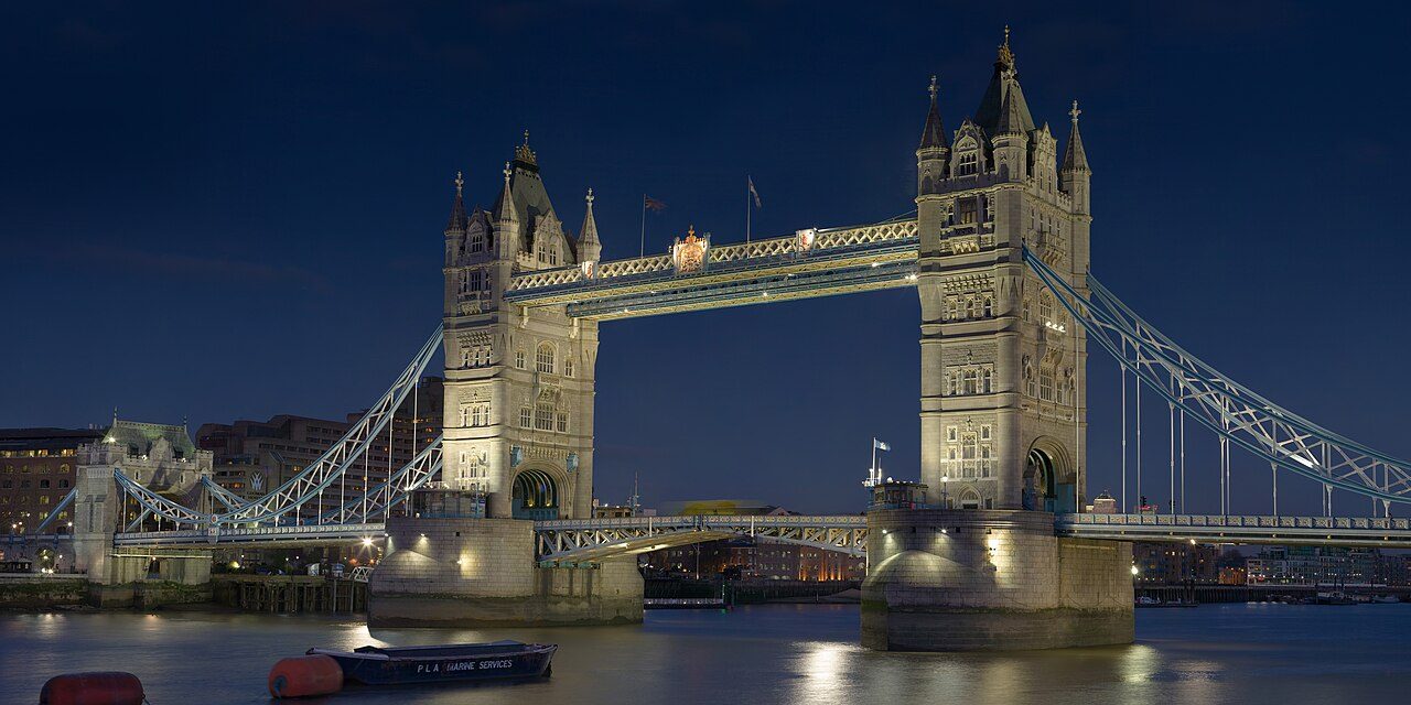 Tower Bridge in Londen bij valavond