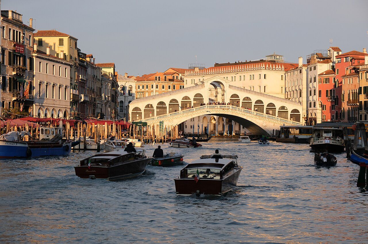 De Rialtobrug over het Canal Grande in Venetië