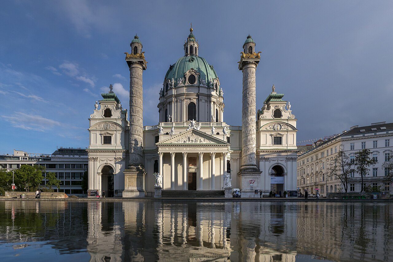 De Karlskirche in Wenen met weerspiegeling in het water